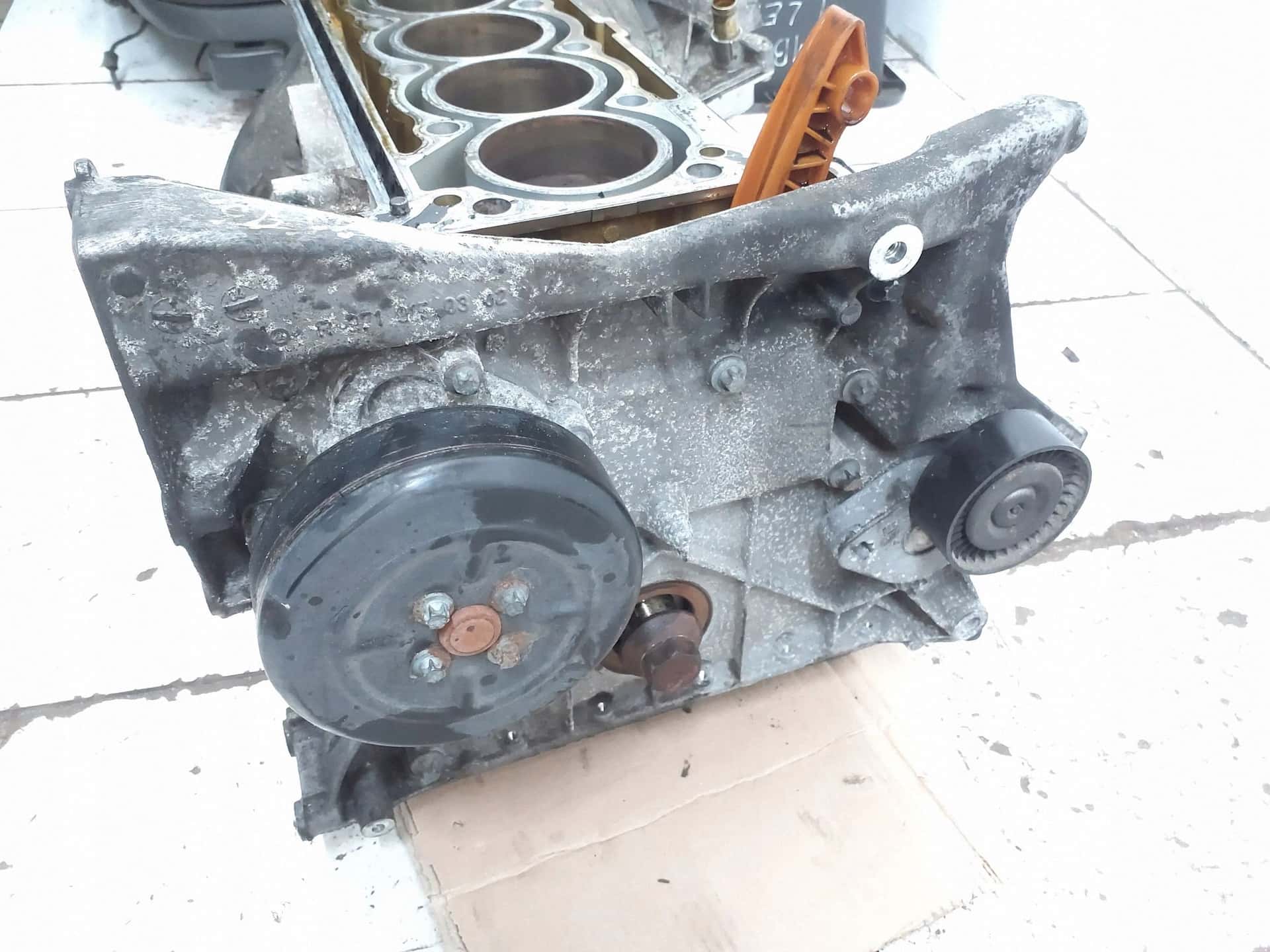 Moteur M 112.946 vue 4