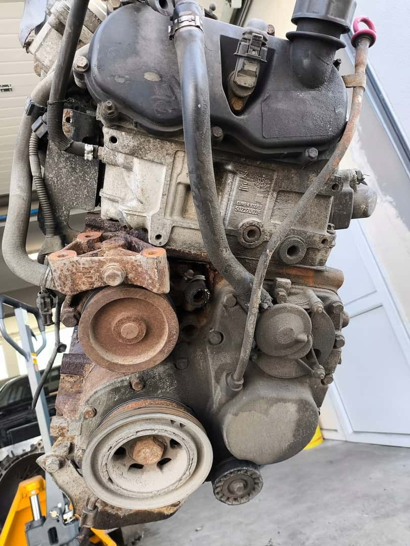 Moteur F1CE0481D (F30DT) vue 10